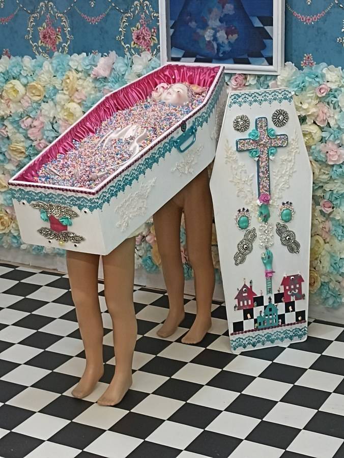 Ataúd Niña, conceptual art by Araceli Carrión, painter of Magical and Fantastic Realism