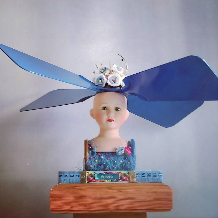 Niña, conceptual art by Araceli Carrión, painter of Magical and Fantastic Realism