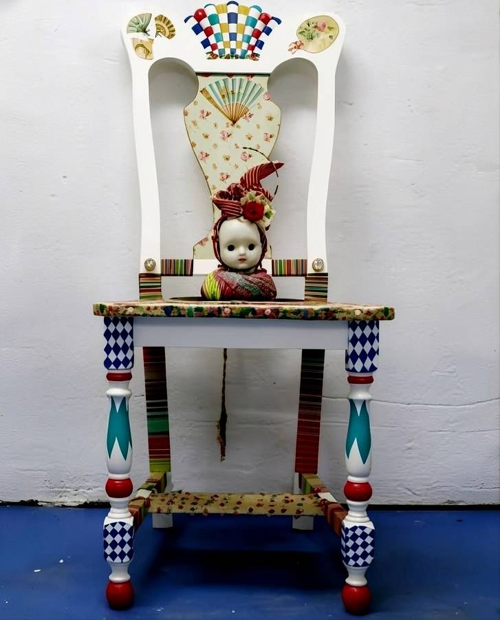 Niña Sentada, conceptual art by Araceli Carrión, painter of Magical and Fantastic Realism